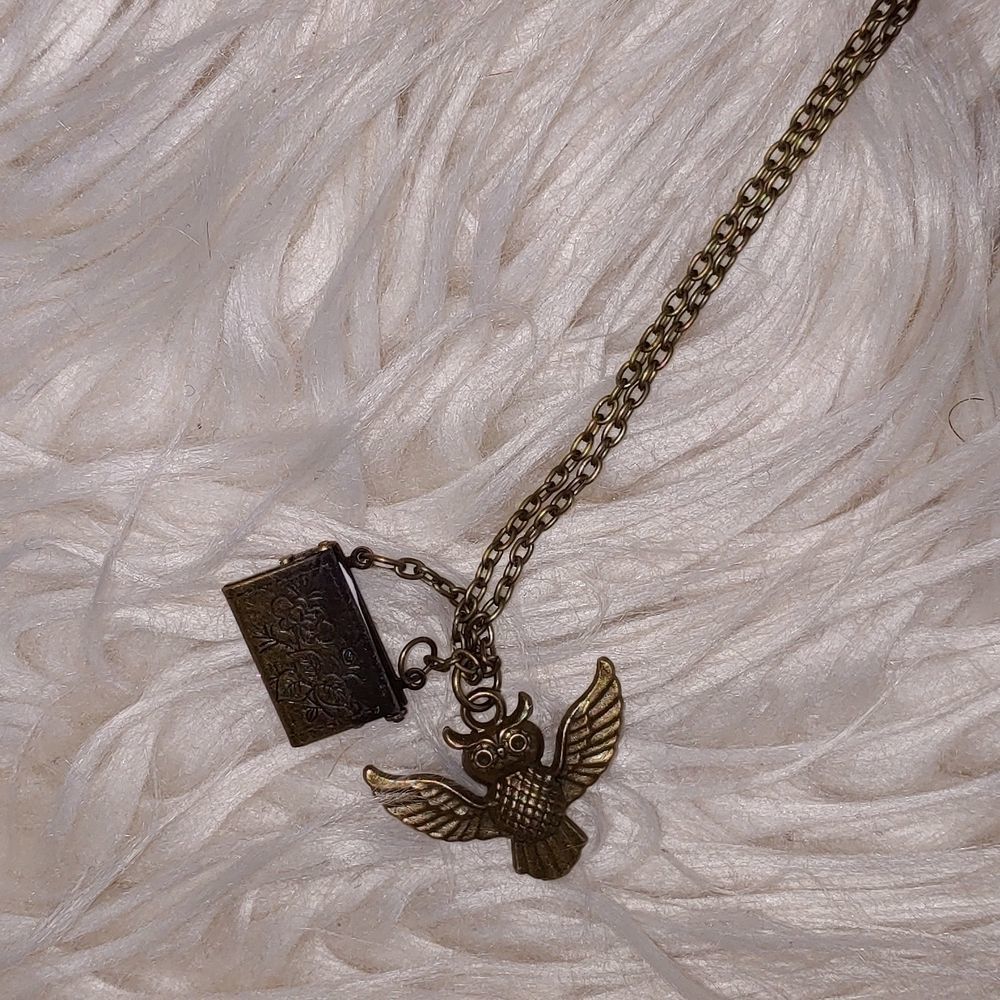 Bulk Lot 25 Harry Potter Inspired necklaces new in packaging - Picture 2 of 7